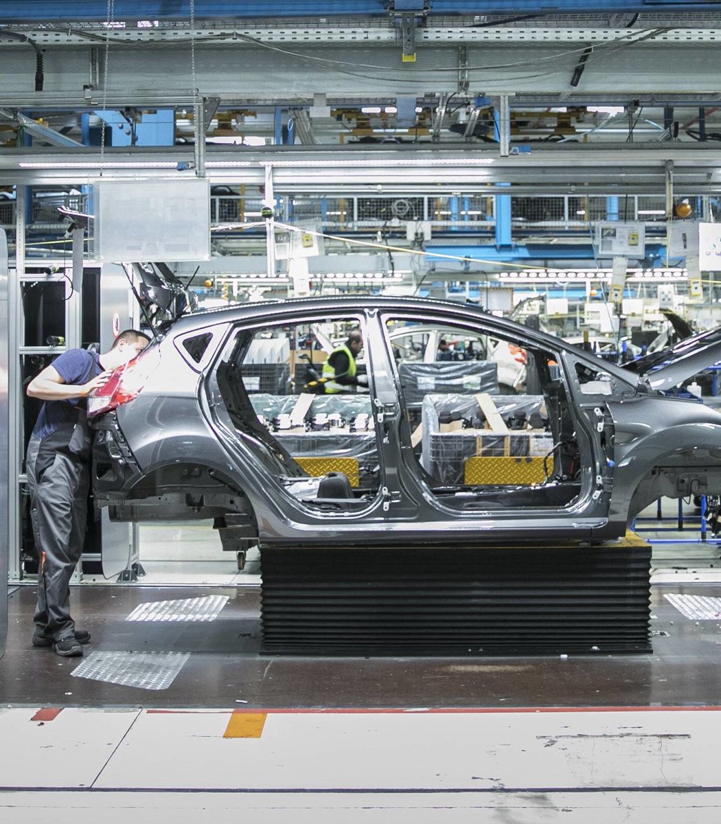 pubity's tweet photo. Ford had to hire back engineers that they replaced with robots to help fix the robots that replaced them.

Ford suffered 94 recalls and hundreds of millions of dollars in losses before realizing humans were still essential. https://t.co/PlUpp8bYpB