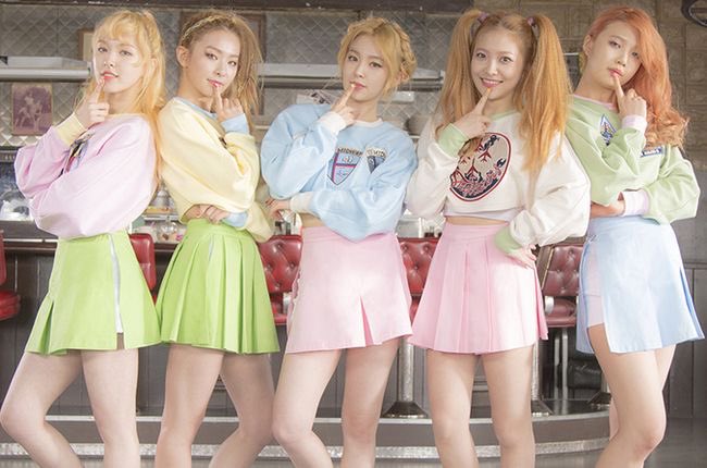 meiqrlz's tweet photo. she was so happy to form ot5 red velvet https://t.co/gG0m8ewOa1