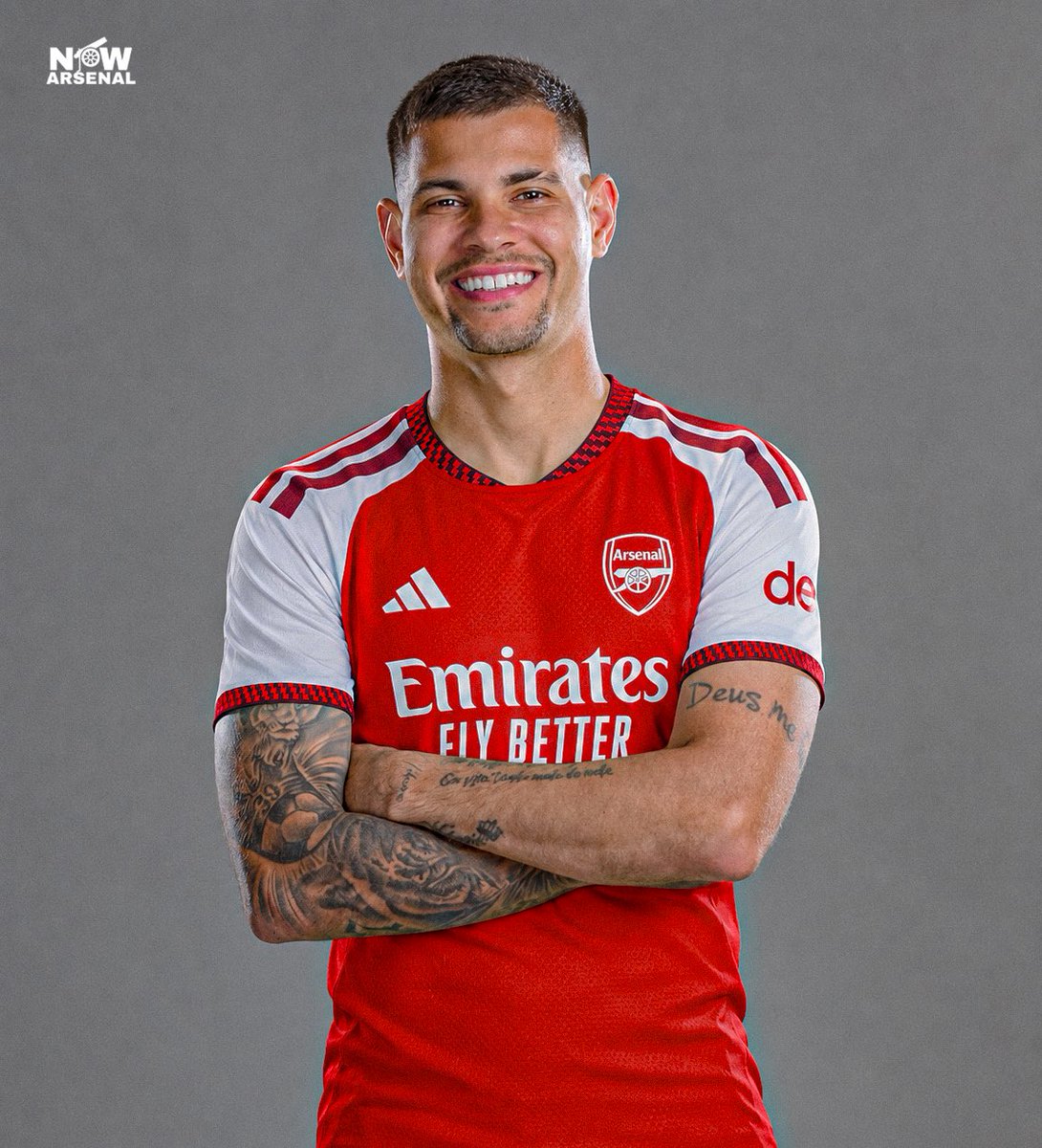 arsenalskitchen's tweet photo. 🚨NEW UPDATE: Bruno Guimarães! Akhirnya!

Disaksikan oleh Bang @syaamrizal, saya mengaku. Jika boleh memilih, dari antara semua rumor gelandang yang dikaitkan dengan Arsenal, saya memilih Bruno Guimarães. 

Saat itu, nama Bruno Guimarães masih belum muncul sebagai target untuk musim panas kali ini. Nama-nama yang muncul seputar Sandro Tonali, Manu Kone, Ayyoub Boudaddi, Alex Scott, dan Mateus Fernandes.

Dan kini, kabar yang saya tunggu datang juga. Bruno Guimarães!

Bukan target baru

Sebenarnya, Bruno Guimarães bukan target baru. Satu tahun yang lalu, Pak Berta sudah tertarik kepada Bruno Guimarães. Saat itu, ada 2 gelandang yang akan menjadi pembelian awal, yaitu Bruno Guimarães dan Zubimendi. Namun, pada akhirnya Zubi yang merapat.

Tahun lalu, Eduardo Burgos, jurnalis dari Diario AS, mengungkapkan kalau Newcastle United akan bersedia "melepaskan" Bruno Guimarães dengan banderol "hanya" 60 juta paun saja jika tidak lolos ke Liga Champions.

Dan, musim 2025/2026 yang lalu, Newcastle mengakhiri musimnya di posisi 12. Mari kita lihat apakah kabar dari Burgos tersebut memang benar. Jika ternyata benar, Arsenal bisa membeli salah satu gelandang terbaik di Liga dengan "harga diskon".

Alasan saya suka Bruno Guimarães

Bruno Guimarães adalah jenis gelandang yang akan dibenci lawan. Well, pemain, dan kita fans Arsenal pun pernah membencinya. Pemain berusia 28 tahun ini memang bisa dan sanggup bermain "kotor" untuk memecah lawan.

Chris Waugh, jurnalis The Athletic menggambarkan kemampuan Bruno sebagai berikut:

- Jago membuat line-breaking passes
- Penciptaan peluang termasuk tinggi
- Jago mencari pelanggaran ketika dalam tekanan
- Tingkat press-resistant yang tinggi
- Cukup subur sebagai gelandang, dan
- Bruno punya yang namanya "genuine aura"

Sejak bergabung di 2022 hingga 2026, Bruno sudah mencatatkan 142 laga. Genuine aura Bruno sangat terasa di catatan ini:

Disarikan sari The Athletic, dari 142 laga di mana namanya masuk dalam teamsheet, persentase kemenangan Newcastle mencapai 52,8% ketika dia main. Kalau nggak main, cuma 10,5%.

Rata-rata gol: 1,9 berbanding 0,9
Poin per game: 1,6 jatuh ke 0,6

Jumlah kemenangan ketika Bruno ada adalah 75. Ketika dia absen, Newcastle cuma menang 2 pertandingan.

Oleh sebab itu, Chris Waugh juga menyebutnya sebagai "talisman" atau 'jimat' dalam Bahasa Indonesia.

Kualitas dan saling melengkapi

Nah, kalau bicara kualitas, Bruno Guimarães itu on par, bahkan melebihi nama-nama gelandang yang dikaitkan dengan Arsenal. Mungkin, yang menarik buat saya hanya Bouaddi jika membandingkan dengan Bruno Guimarães.

Yah, siapa sih yang suka dibanding-bandingkan....

Tapi, kalau bicara pengalaman dan kemungkinan saling melengkapi, Bruno Guimarães jawabannya. Dia akan sangat cocok bermain dengan Declan Rice. Keduanya sama-sama punya tenaga untuk saling cover dan berbagi peran.

Bruno Guimarães bagus sebagai box-2-box atau sebagai advance #8, sementara Dec memegang peran sebagai holder di #6. 

Dua pemain tukang gebug ini seharusnya bisa memberi keleluasaan kepada Martin Odegaard di role #10. Bahkan jika memungkinkan, lepaskan tugas pressing terlalu banyak dari Odegaard dan fokuskan kualitasnya di sepertiga akhir lapangan saja.

Untuk keperluan rotasi, Bruno Guimarães adalah partner yang sejajar dengan Zubimendi dan Mikel Merino. Jadi, Arsenal akan punya gelandang yang kaya pengalaman, dengan kualitas rata-rata sama.

Dan backup semua pemain senior adalah Myles-Lewis Skelly, yang batas atas sebagai pesepak bola sangat tinggi. Bahkan punya potensi melebihi semua gelandang yang ada.

Inilah yang saya maksud saling melengkapi. 

Yah, itu semua bakal terjadi kalau memang rumor Bruno Guimarães menemui kebenarannya. Dan saya, sebagai penggemar rahasia beliau, sangat berharap ini menjadi kenyataan. Semata karena inilah yang namanya upgrade.

Gimana, apakah kalian punya rasa seperti saya kepada Bruno Guimarães?

Oya, kenalan dulu sama Bang @syaamrizal karena beliau adalah salah satu founder akun @arsenalskitchen yang sering oleng ini. Beliau agak pemalu dan sangat sibuk membangun negara 😆

#COYG
#Arsenal
