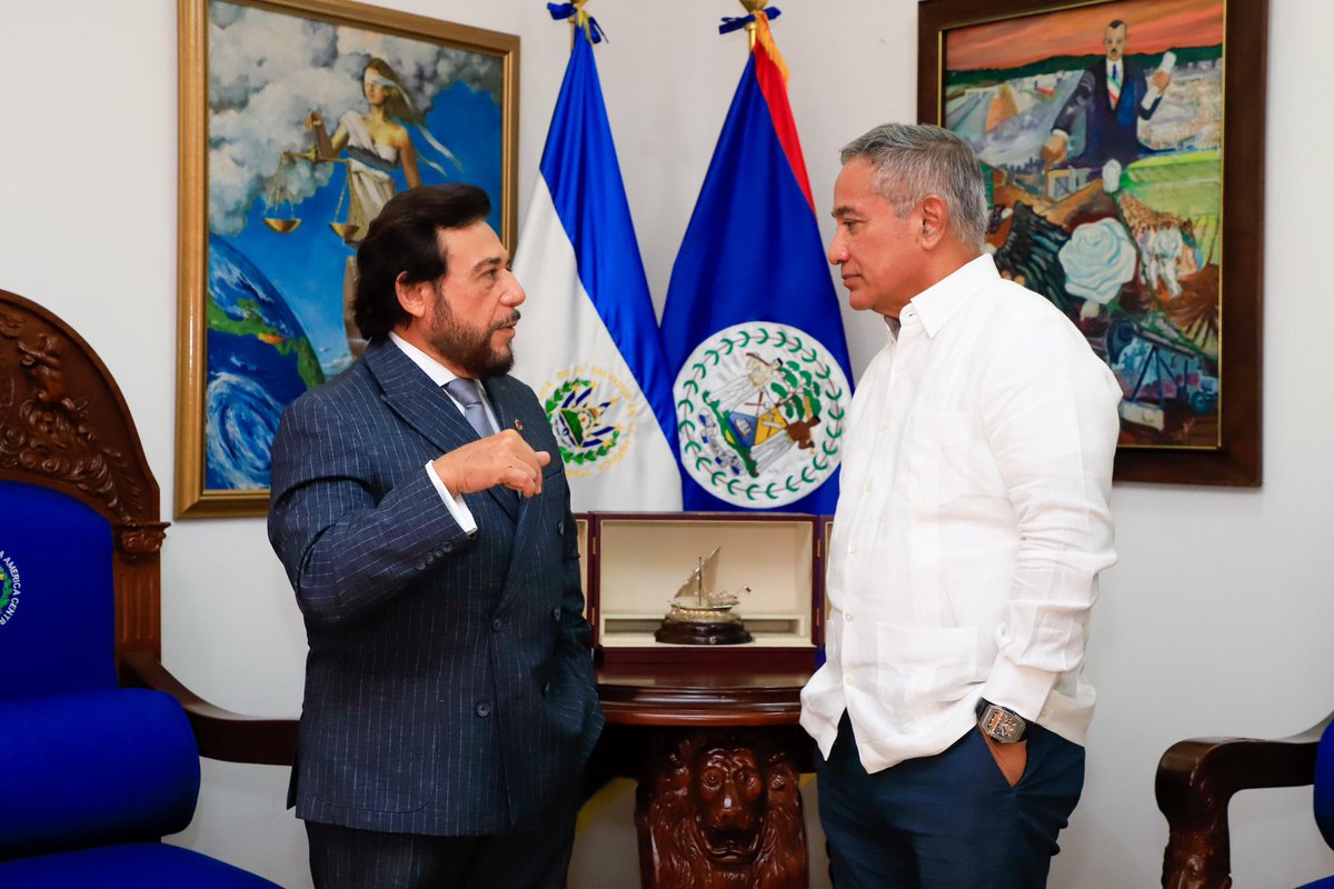 VCpresidenciaSV's tweet photo. 🇧🇿🇸🇻 El Vicepresidente de la República, Sr. Félix Ulloa hijo (@fulloa51), sostuvo un encuentro con el Primer Ministro de Belice, Sr. John Briceño, en el marco del Acto de Traspaso de la Presidencia Pro Tempore del @sg_sica, con el propósito de conversar sobre temas de interés orientados al fortalecimiento de las relaciones conjuntas, el comercio y la integración regional.

Durante la bilateral, el Vicepresidente Ulloa resaltó la transformación que ha experimentado El Salvador, al pasar de ser un país con alertas internacionales de  viaje a consolidarse como la nación más segura del hemisferio occidental. En este contexto, también destacó la Estrategia Nacional de Turismo Familiar “Family Friendly”, promovida por la Primera Dama, Sra. Gabriela de Bukele, enfocada a posicionar al país como un destino seguro, accesible y atractivo para las familias.

Asimismo, se refirió a DoctorSV, la plataforma de telemedicina del Gobierno del Presidente Sr. @nayibbukele como una herramienta clave para ampliar el acceso de la población a servicios de salud.
Otro de los temas abordados fue el proceso de Integración Profunda entre El Salvador, Guatemala y Honduras, como mecanismo que permite avanzar hacia el libre tránsito de mercancías y personas naturales, facilitando el comercio y reduciendo los tiempos en los procesos aduaneros. El Vicepresidente Ulloa destacó que esta experiencia constituye un modelo de integración práctica y funcional, con resultados concretos para la región.

Por su parte, el Primer Ministro Briceño destacó el interés de Belice en avanzar hacia la firma de un acuerdo comercial con El Salvador, señalando que este instrumento representa una oportunidad importante para ambos países, especialmente por el potencial de intercambio de productos agrícolas y otros bienes de interés para el mercado salvadoreño. En ese sentido, subrayó que dicho acuerdo constituiría un avance estratégico para ampliar los vínculos comerciales bilaterales.

Finalmente, el Vicepresidente Ulloa extendió al Primer Ministro de Belice la invitación para participar en la Conferencia Internacional sobre el Estado de la Democracia, así como en la Conferencia sobre el Futuro de Centroamérica, espacios orientados al análisis, diálogo y reflexión sobre los desafíos institucionales, democráticos y de integración regional.

Con este encuentro, El Salvador y Belice reafirmaron su voluntad de continuar fortaleciendo los lazos de amistad y cooperación en materia comercial, salud, turismo, transformación digital e integración regional.