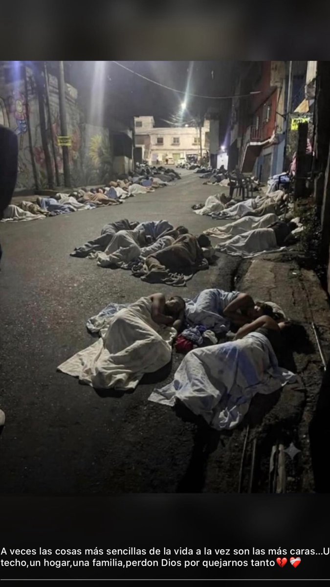 amadecasa_deses's tweet photo. Otra noche la gente durmiendo en la calle. Dónde están las autoridades? https://t.co/VO8mJlt2Qv