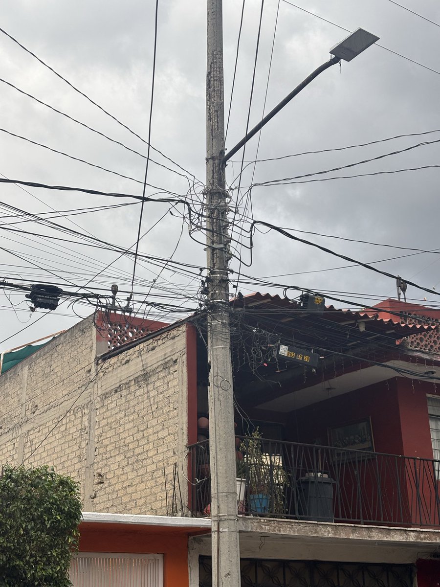 rafikyextrem's tweet photo. @CFEmx @CFE_Contigo Este poste se está despedazando. Dirección: Calle Colima frente al núm 15. Col Jardines de Guadalupe. Nezahualcóyotl, Estado de México. https://t.co/rAbTJOwZrz
