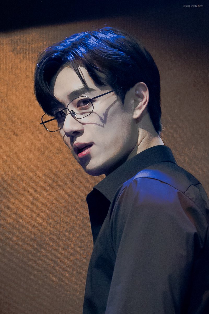 zip_zick's tweet photo. 260625 연극 언체인 커튼콜
마크 | #최호승

나는 이유 없이 사랑받는 것들이 싫어. https://t.co/bkPBqyHMRi