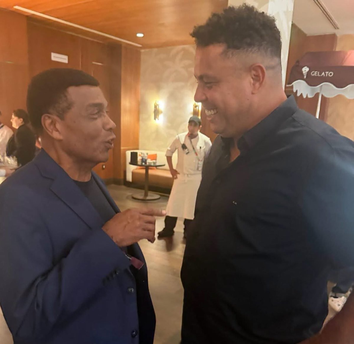 potrillo_1901's tweet photo. Ronaldo pidiéndole una foto a su ídolo Teófilo Cubillas.

Eso nunca lo verás en tu equipo CABRO CDTM porque ni los invitan al mundial. https://t.co/y8TcsjTN41