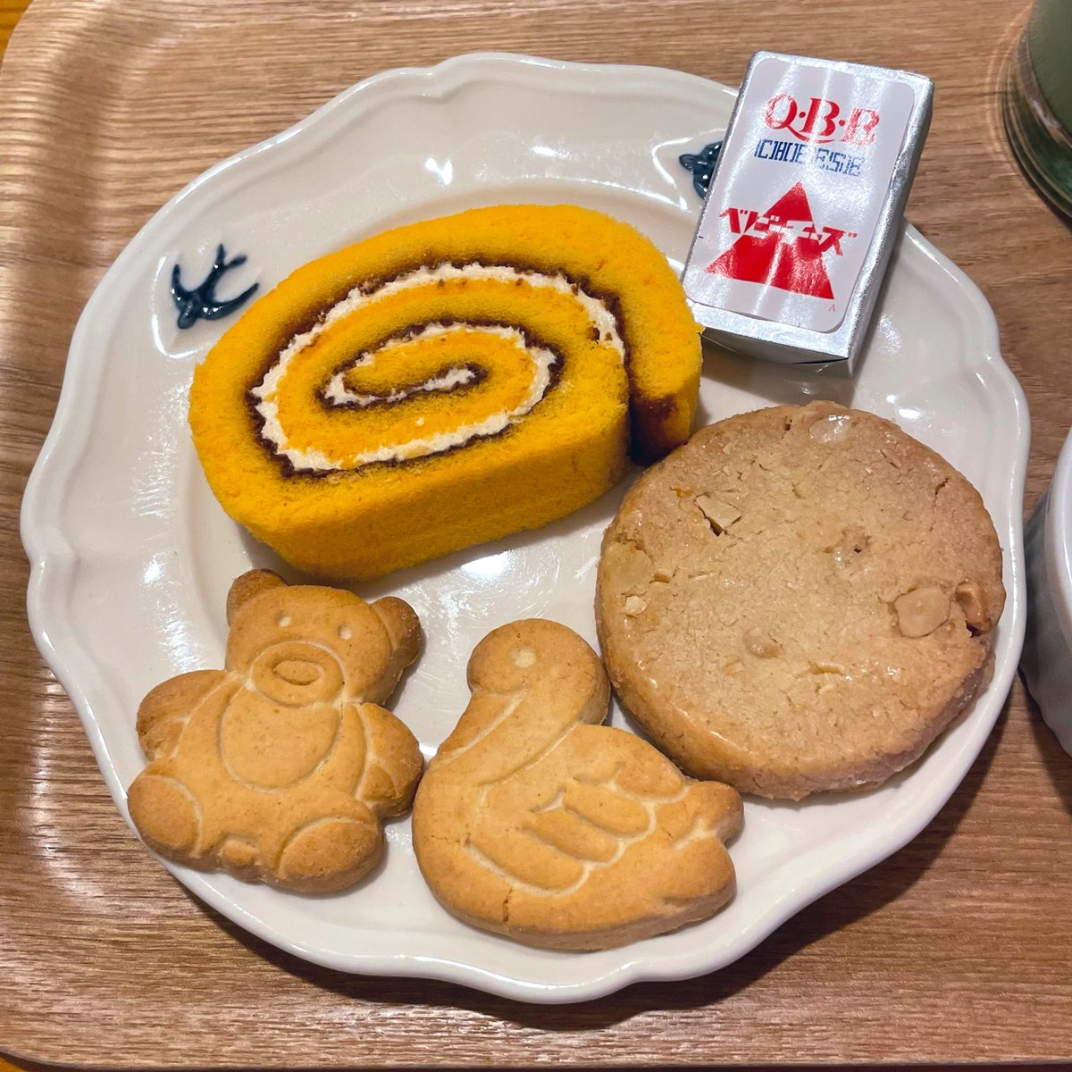 comeka3's tweet photo. 金曜日
サッカー応援しながら朝ごはん
メロンのロールケーキと
ビスケットたち
青汁豆乳がおとも https://t.co/l9qAWw0FVd