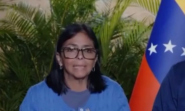 teleSURtv's tweet photo. 🚨 Delcy Rodríguez destaca llegada de ayuda internacional y convoca a la unidad en #Venezuela 🇻🇪.

🔴 La Presidenta (E) de Venezuela, Delcy Rodríguez señaló desde Macuto, #LaGuaira, que se espera asistencia de otros países y de la comunidad internacional. Las declaraciones se enmarcan en las acciones de atención tras la emergencia.

 #EstamosConVenezuela