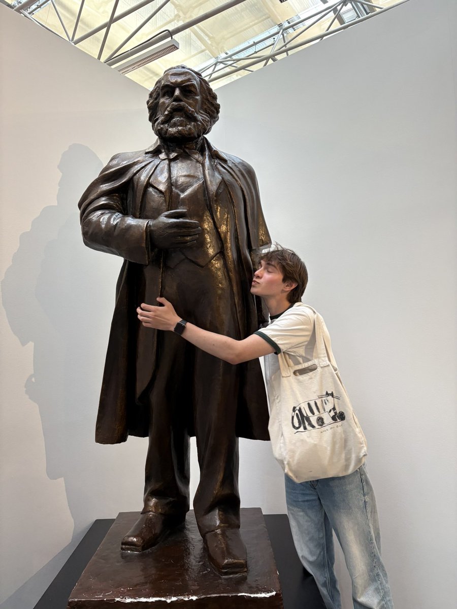 thiithhi's tweet photo. eu e karl https://t.co/0vpET1TY9e
