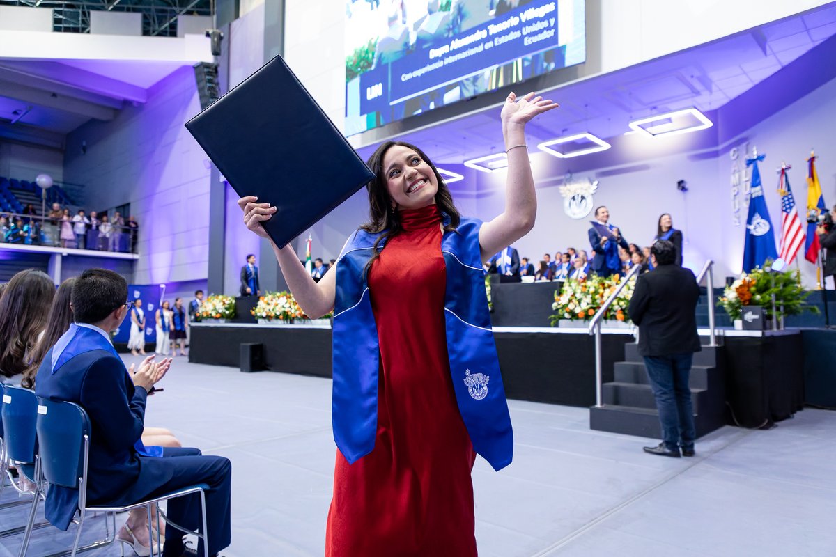 TECcampusTOL's tweet photo. Desde el primer día en el que llegaron al #Tec soñamos con este momento. 🎓 Que su esfuerzo y aprendizaje sea de gran valor en su vida y que se conviertan en grandes personas. ¡Felicidades, generación junio 2026! 🌟 https://t.co/KLeSRK4dhj