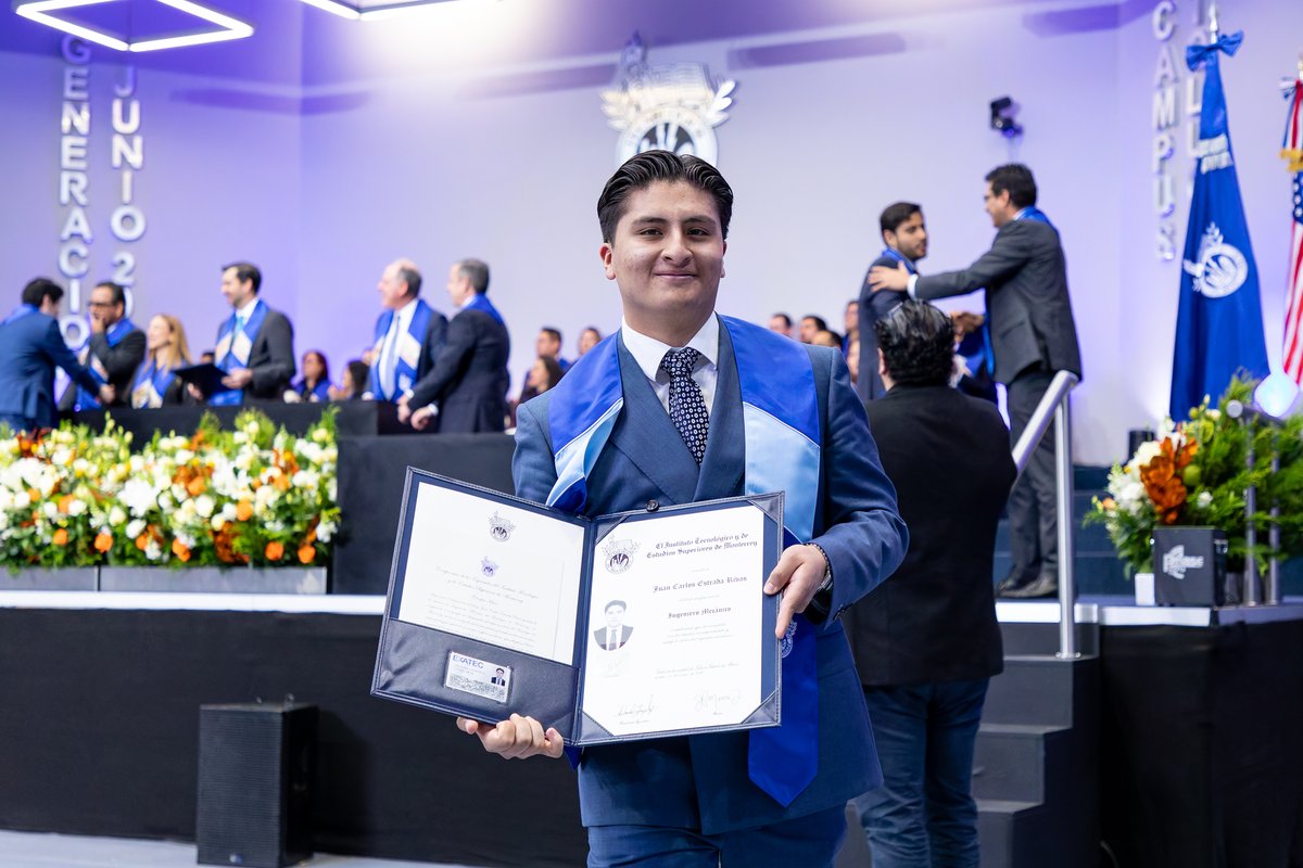 TECcampusTOL's tweet photo. Desde el primer día en el que llegaron al #Tec soñamos con este momento. 🎓 Que su esfuerzo y aprendizaje sea de gran valor en su vida y que se conviertan en grandes personas. ¡Felicidades, generación junio 2026! 🌟 https://t.co/KLeSRK4dhj
