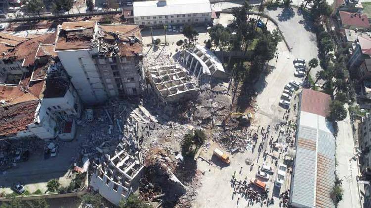 MUTLUBedrettin's tweet photo. Hatay'da 6 Şubat depremlerinde yıkılan Hatay Eğitim ve Araştırma Hastanesi Ek Hizmet Binası'nda yakınlarını kaybedenlerin idare mahkemesinde açtığı davada dikkati çeken gelişme yaşandı. 

Dosyaya giren bilirkişi raporunda, Sağlık Bakanlığı'nın yüzde 95, Afet ve Acil Durum ...... https://t.co/Y17OmDZLP9