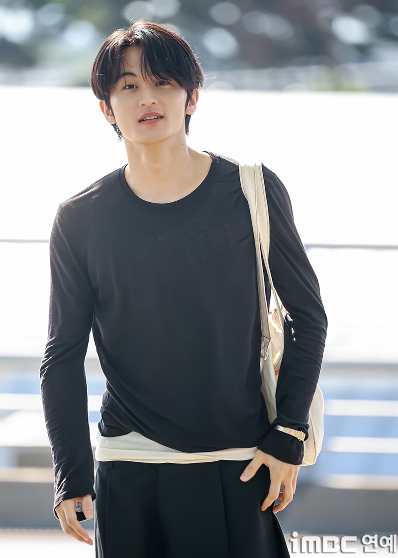 imbcenews's tweet photo. [포토] 마크, 어색
#마크 #mark #이마크 #어퍼룸 #인천국제공항 #태국 #출국 #공항패션 #iMBC연예

가수 마크(MARK)가 26일 오전 해외 일정 참석 차 인천국제공항 제1여객터미널을 통해 태국으로 출국하고 있다.

🔗https://t.co/PSeFBOlhuS https://t.co/RCQqhFoyqu