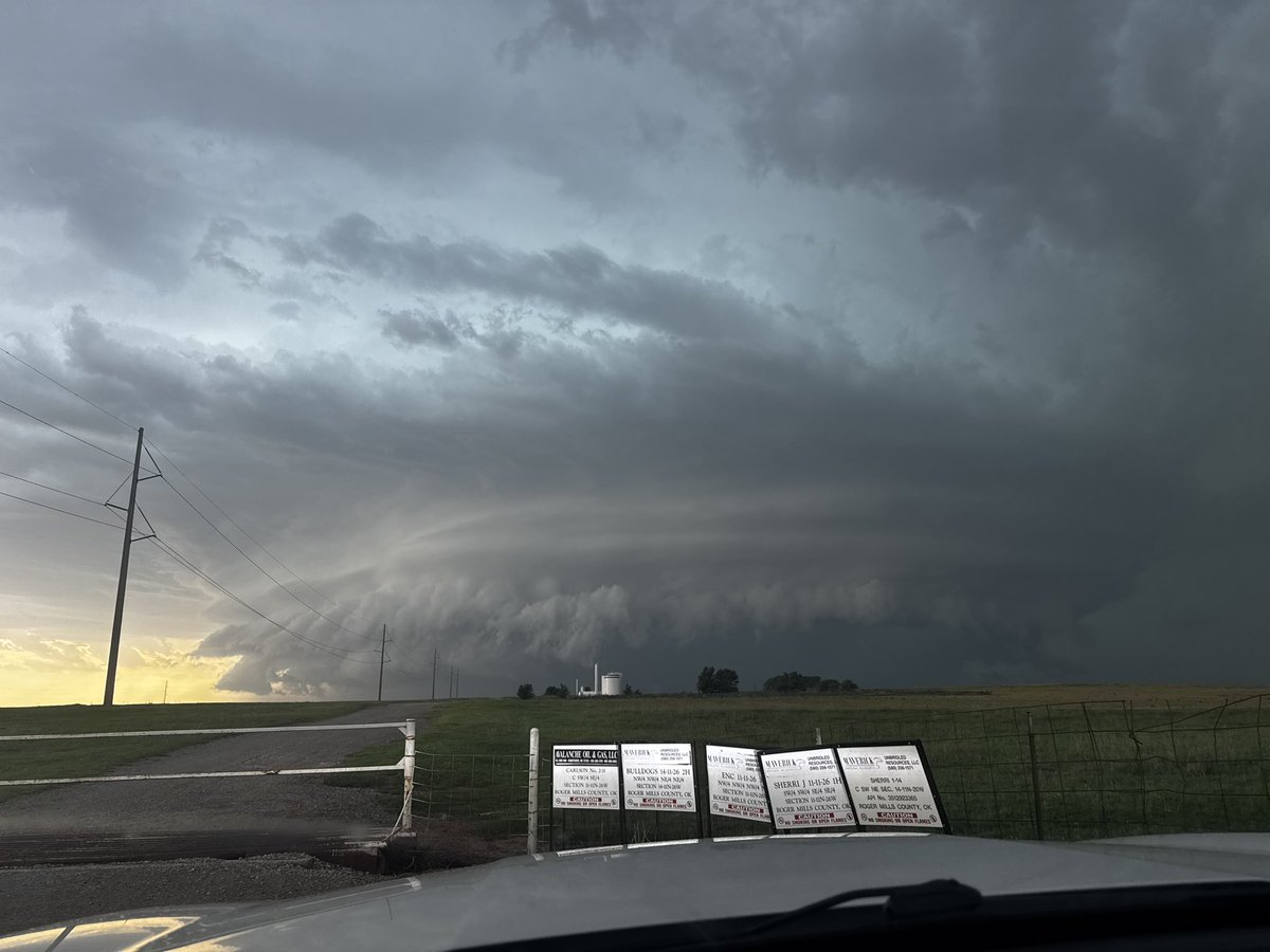 SoutheastTX_WX's tweet photo. HP Structure of a lifetime near Sweetwater, OK #okwx https://t.co/2RGhJ8c8fv