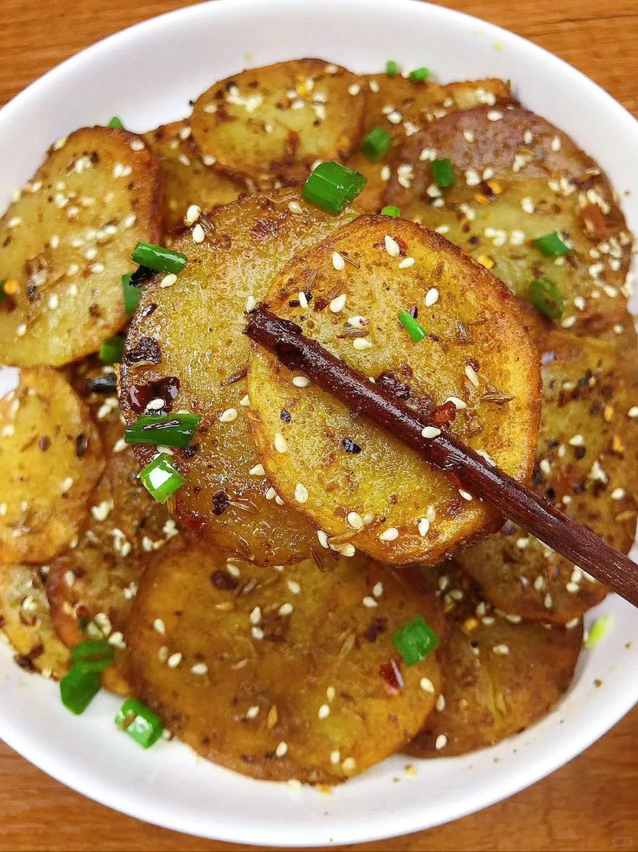 9hpph's tweet photo. Craving a warm crispy fried potato skewer from the street stall  The perfect quick snack to brighten your walk!， https://t.co/4imKtnDpvg