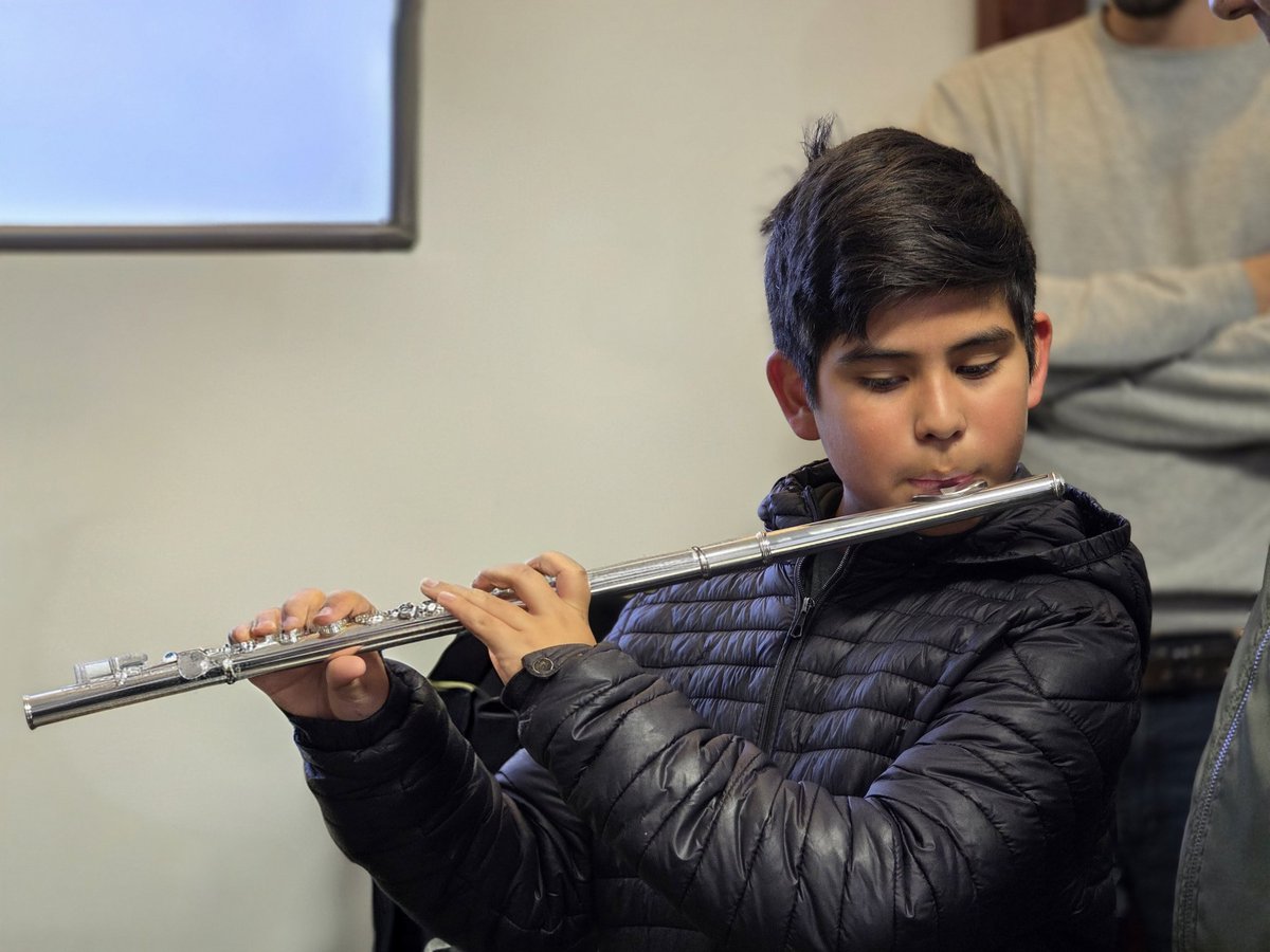 rodrigo_arist's tweet photo. Hoy recibimos la visita de @JCuattromo, presidente del Banco Provincia, para hacer entrega de nuevos instrumentos al Instituto de Música Crucero General Belgrano, gracias al acompañamiento de la @fundacionbapro.

Hace muy poquito nos sentamos a conversar sobre esta necesidad, y la respuesta llegó enseguida. Sabemos que acceder a este tipo de instrumentos no es sencillo: son herramientas indispensables para la formación de los estudiantes, pero también representan una inversión muy importante para cualquier institución. Por eso, este aporte significa mucho más que la entrega de instrumentos; es una apuesta a la educación, a la cultura y al enorme talento de nuestros chicos y chicas.

Después recorrimos juntos la renovada Plaza del Barrio Laura, donde también quedó plasmado el compromiso de la Fundación Banco Provincia con Coronel Rosales, a través del mobiliario urbano y los juegos que hoy disfrutan cientos de familias.

Estas son las cosas que suceden cuando hay un Estado presente, instituciones comprometidas y un trabajo articulado entre el Municipio y la Provincia. Porque cada gestión que llega a buen puerto se transforma en más oportunidades, más derechos y una mejor calidad de vida para nuestros vecinos y vecinas.