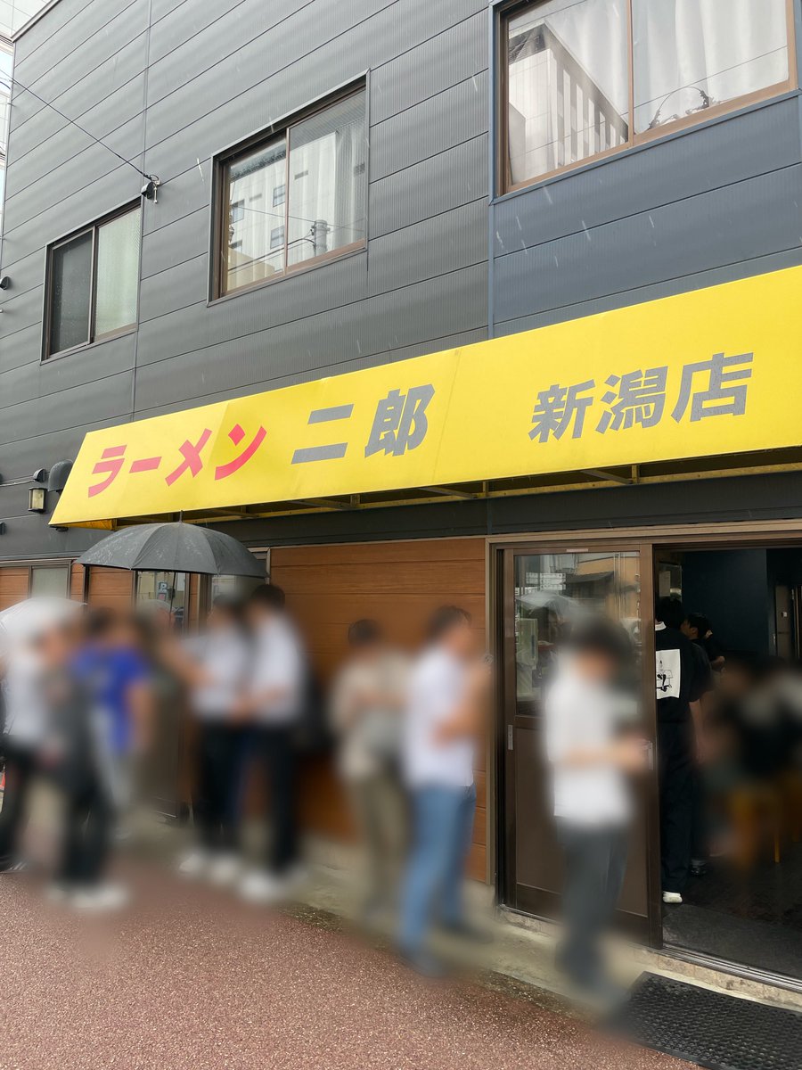 18ex_stis's tweet photo. ラーメン二郎 新潟店
ラーメン小
ニンニク、ヤサイマシマシ

営業再開＆メチャ混み。
厨房内はグリーンの床にリニューアル。

ヤサイはモヤシ１割でキャベツマシマシ
でございましたww
ブタは味が染みていて柔らかく安定のクオリティー。
ご馳走様でした😋 https://t.co/poJ0T99uu0