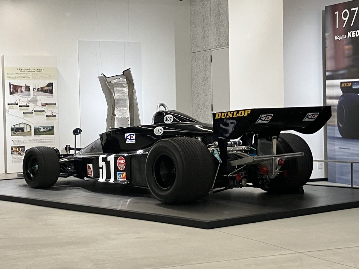 FMM_PR's tweet photo. 富士で勝つために生まれた純国産F1マシン【KOJIMA KE007】1976年

デザイナーやドライバー、メカニックだけでなく、ダンロップ(タイヤ)、NGK(スパークプラグ)、カヤバ(ダンパー)など、国内部品メーカーの技術向上も見すえたプロジェクトでした。富士を知り尽くした男たちの挑戦は、その後の日本のモータースポーツ技術の発展にも大きく貢献しました。
