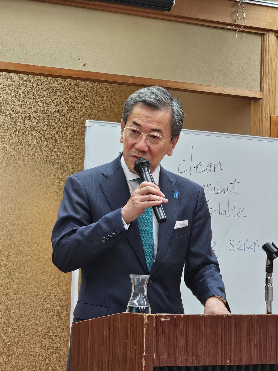 YamagamiShingo's tweet photo. 内外情勢調査会川崎北支部で講演。

「日本の政治家は駄目。官僚も聞いていた程優秀でない。」
「凄いのは普通の人々。ホテルの受付、町工場の職人、タクシーの運転手が少しでも良い仕事をしようと努めている」との韓国エリート外交官の言葉を紹介。

日本が日本であり続けるための鍵は普通の人々にあると力説。