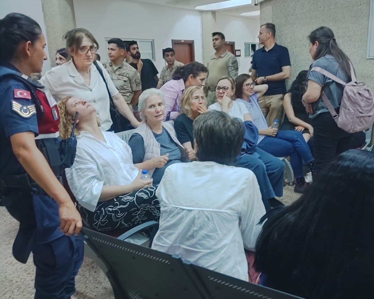 alicanuludag's tweet photo. General’in kızını terör örgütü üyesi diye tutukladılar

Soru: “Terör örgütleri içerisinde akrabanız veya yakınınız var mı?” 

Doç. Dr. Emel Memiş: “Hayır. Hiçbir terör örgütünde akrabam ya da yakınım yoktur. Aksine hayatını terörle mücadeleye adamış generalin kızıyım” 

Hiçbir delil olmadan TKP/ML üyesi olmak iddiasıyla tutuklanan Memiş, Genelkurmay İstihbarat ve İstihbarata Karşı Koyma Daire Başkanlığı görevini yaparken 2004’te istifa ederek emekli olan Tümgeneral Alaettin Parmaksız’ın gelini. 

*Sağda gözlüklü, beyaz tişörtlü