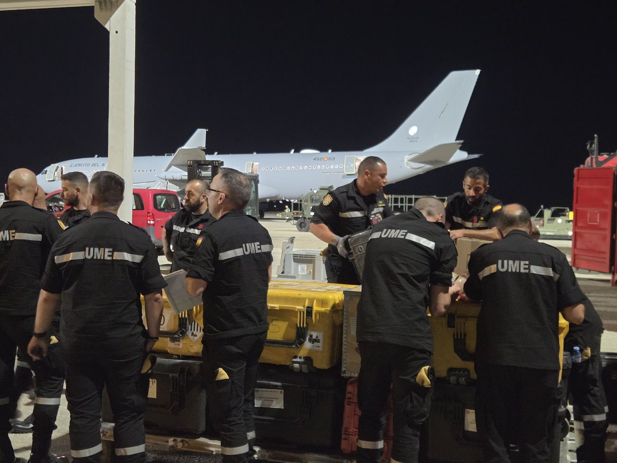Defensagob's tweet photo. 🤝 Trabajo en equipo y coordinación, claves de la preparación del despliegue del dispositivo de ayuda por el terremoto de #Venezuela. 

El personal de la @UMEgob y del @EjercitoAire constituyen un binomio perfecto, permitiendo que el vuelo esté ya camino a la zona cero del seísmo https://t.co/blSPUSIHF9
