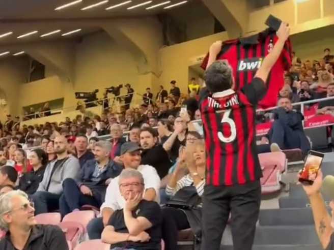 massimo898's tweet photo. La 3 alzata in faccia è il nostro regalo.Buon compleanno Paolo❤️🖤🥂#Maldini #26Giugno https://t.co/QJpJHOOoST