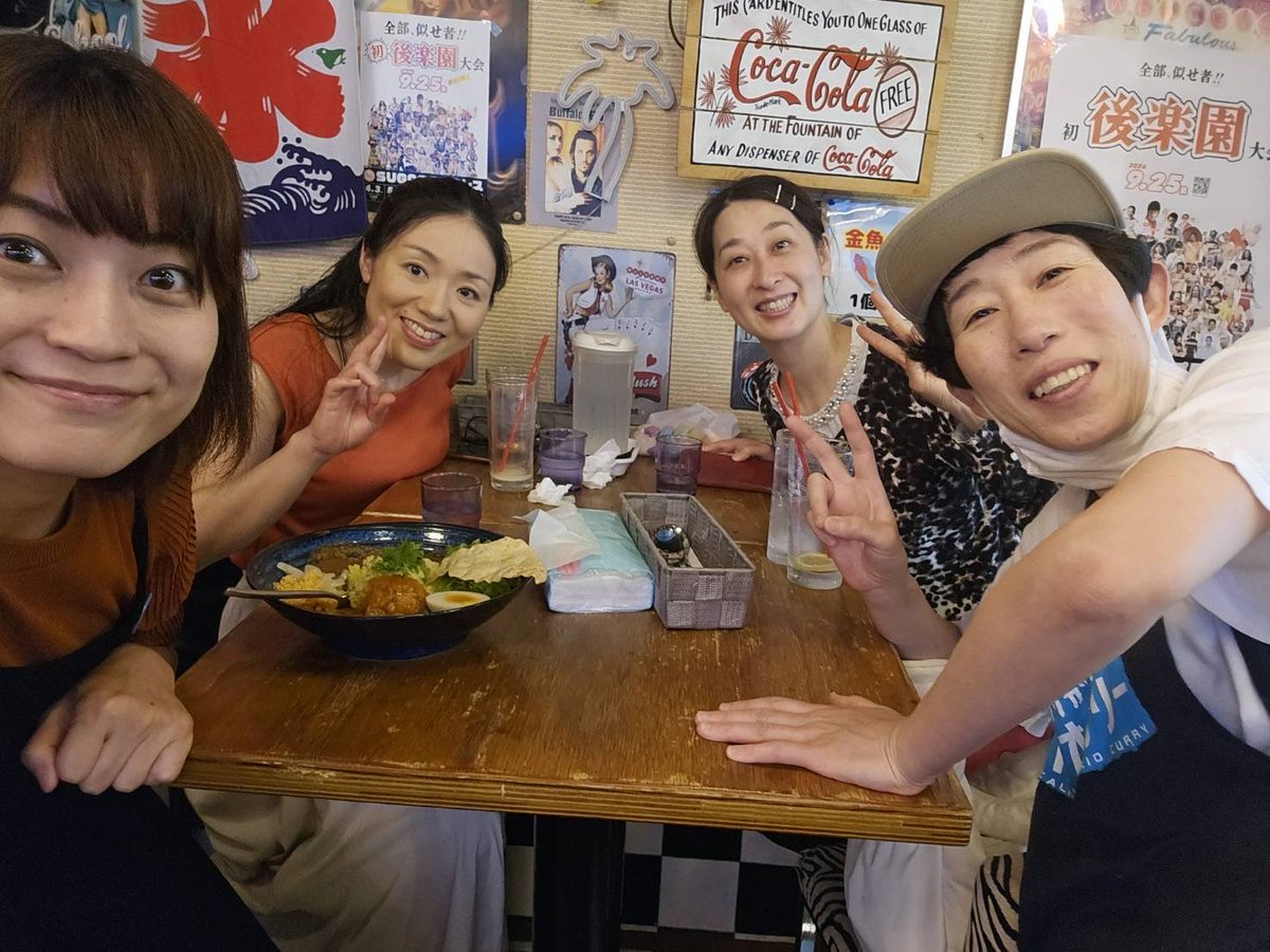 ORIE79104980's tweet photo. 三軒茶屋にある「マキオカリー」にプリマ・リエさん🩰と桜花ちゃん🌸と小出あかりちゃん🔮と食べに行きました🍛✨
　めちゃくちゃ美味しかったです🤤販売されていた缶バッチも可愛かったです😍
　槙尾さんもステテコさんも可愛いスタッフの皆様もありがとうございましたm(__)m✨
#マキオカリー https://t.co/e9mu3l0u6X