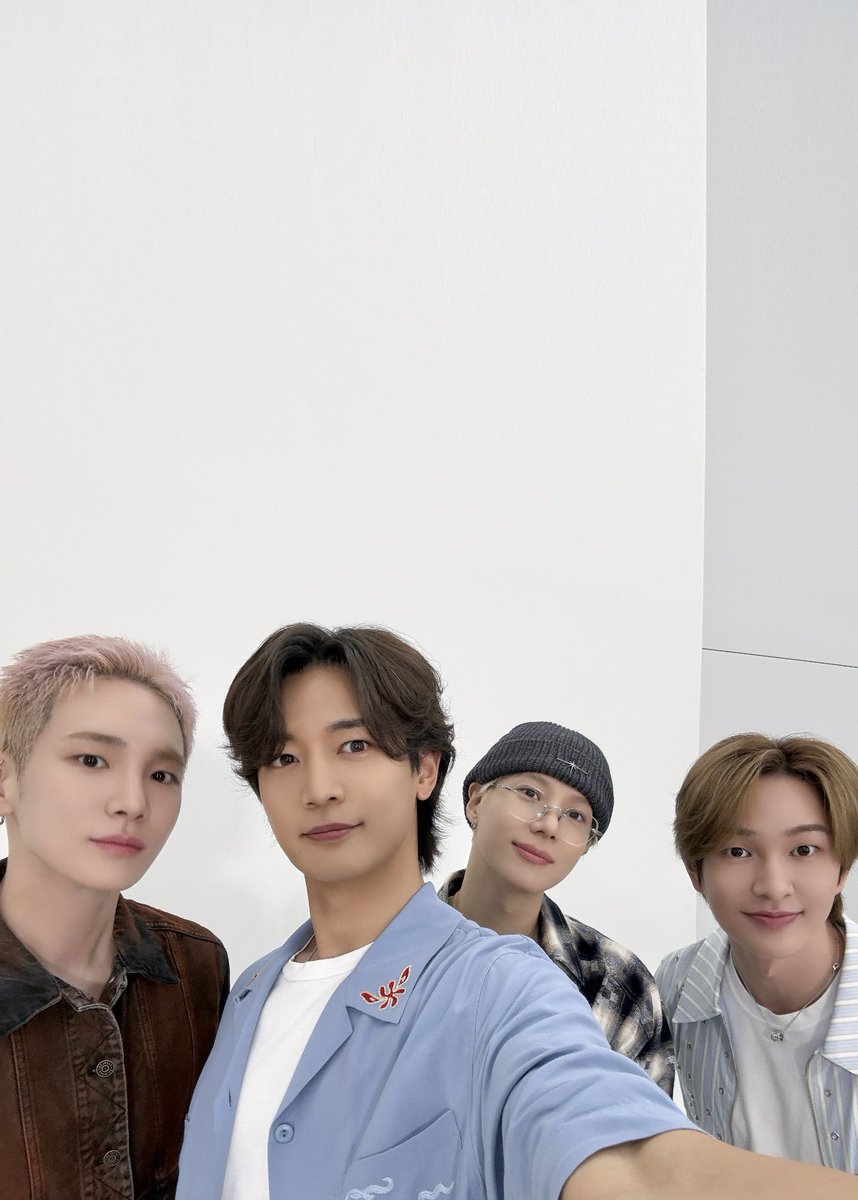 shinyview's tweet photo. 뮤웨에 아티스트 왔다 해서 엥 ????????
하고 말벌아저씨 마냥 들어갔는데 그냥 사진만 온 듯 !! https://t.co/OAQlx4PUiq