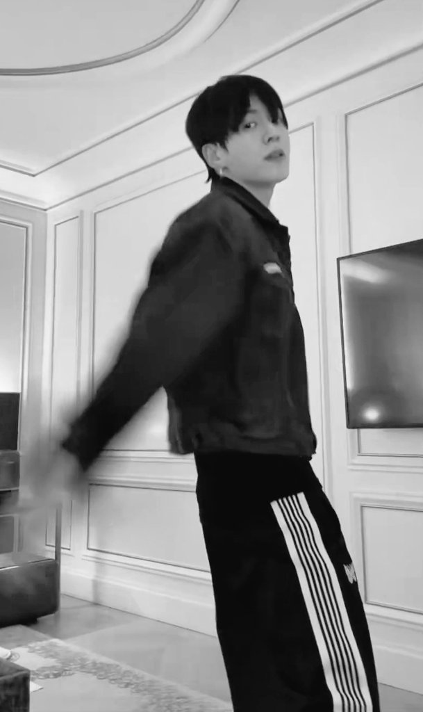 Mariposa732's tweet photo. Everyone says Jungkook devours female choreos like nothing else. My truth is that Jungkook devours every possible and available choreos simply because dancing is in his blood. It's in his DNA... that plus his meticulous dedication to perfectionism, and voila! https://t.co/9uCbCnHm5T