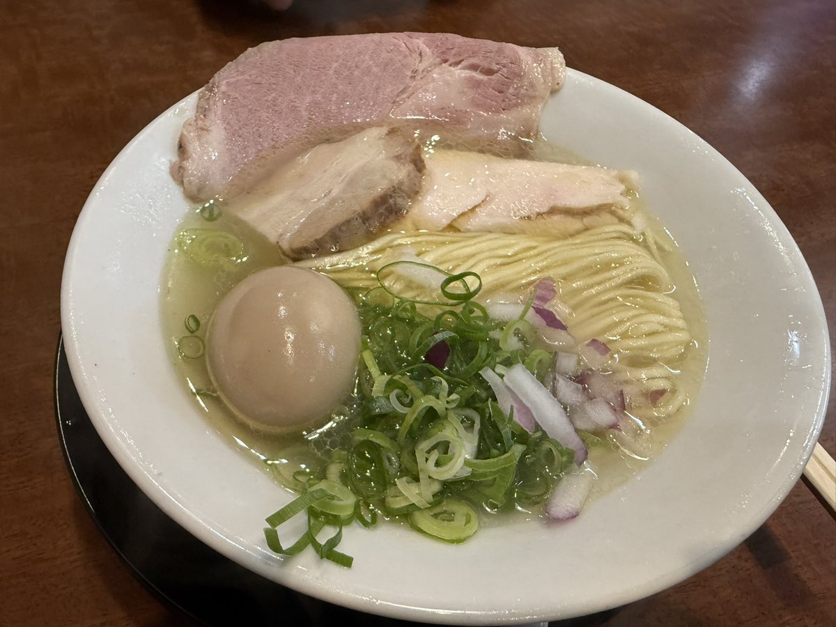 w_higa's tweet photo. 週ひが昨日（6/25）のリアルランチ
■【東大阪市役所前・荒本北】中華そば 九兵衛 本店 味玉塩そば　980円 たぶん

いじめ探偵として活動されている阿部泰尚さんの表敬訪問取材後、サンコーインダストリーの奥山社長と他みなさんで「中華そば 九兵衛 本店」へ。
編集長前田は味玉塩そばをいただきました。 やっぱり九兵衛は塩だと思っています。いや、醤油派もいるし、両方派もいるんですけど。僕は塩派���
店主の小野寺さんにもよくしていただき、食後も少しお話を。
大変おいしくいただきました。 
住所：大阪府東大阪市荒本北2-3-6