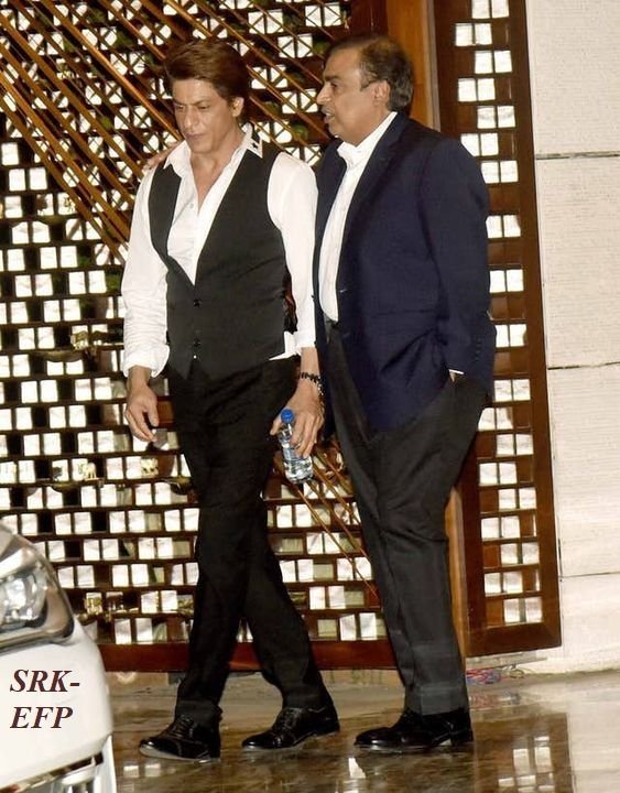 sameerahmadx's tweet photo. an Indian businessman with mukesh ambani https://t.co/FEJDNkhaIs