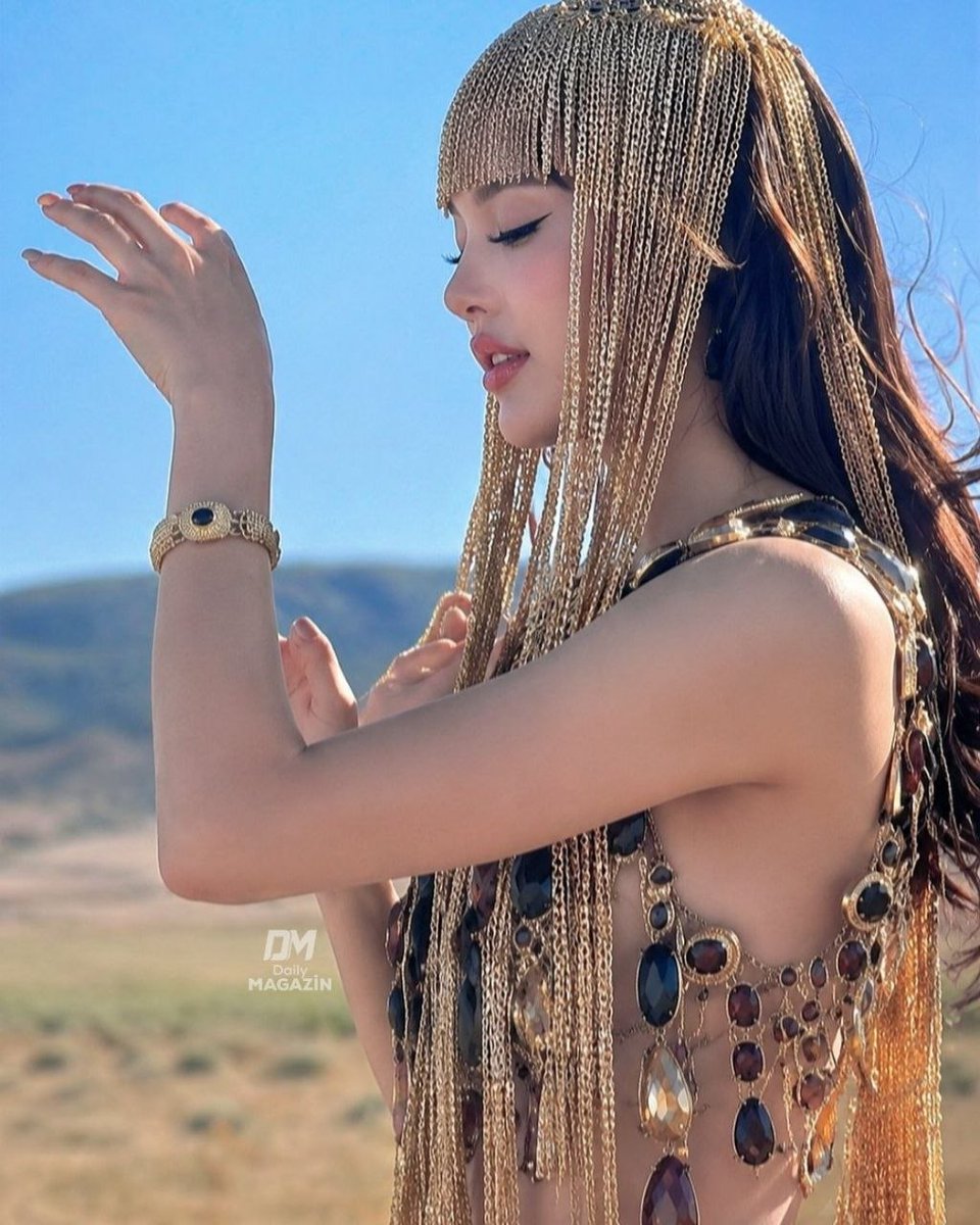 historical_memo's tweet photo. Lisa is reportedly aiming to became kpop first true Hollywood crossover star in America. https://t.co/X1hOqzu2kp