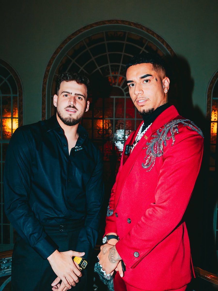 trapcit0u's tweet photo. 🚨VIRAM ISSO? Jon Vlogs revela que tentou negociar um feat entre Veigh e Kanye West

O streamer contou que estava desenrolando a colaboração entre os dois artistas e afirmou que Kanye aceitaria participar da música sem cobrar cachê.

Segundo Jon, a ideia acabou não indo para frente por conta da repercussão da imagem de Kanye no Brasil.

"Eu tava fechando Veigh um feat com Kanye. Tem noção?

Só que aí o Kanye é mal visto no Brasil, tá ligado? Por causa das parada que ele fez... Que ele é doido. Aí não foi muito, né, porque... Foda associar a imagem, tá ligado? Mas eu tava desenrolando pra fazer o feat.

Não ia cobrar. Ia fazer pra fazer música."