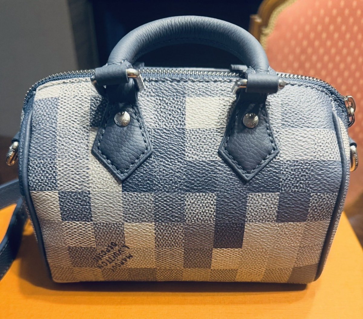mym07020129's tweet photo. 今回紫耀くんが爽やかに持ちこなしていた👜はみんな大きめなので小柄な私には難しいなと思っていたのですがせっかくのパリコレなので担当さんに勧められたサイズ違いを記念に
デニムカラーのダモフラージュに紫耀くんを感じられます♡

#ShoHiranoxLVMenSS27   #LVMenSS27 #ShoHirano   @LouisVuitton https://t.co/vRarpwMO3f