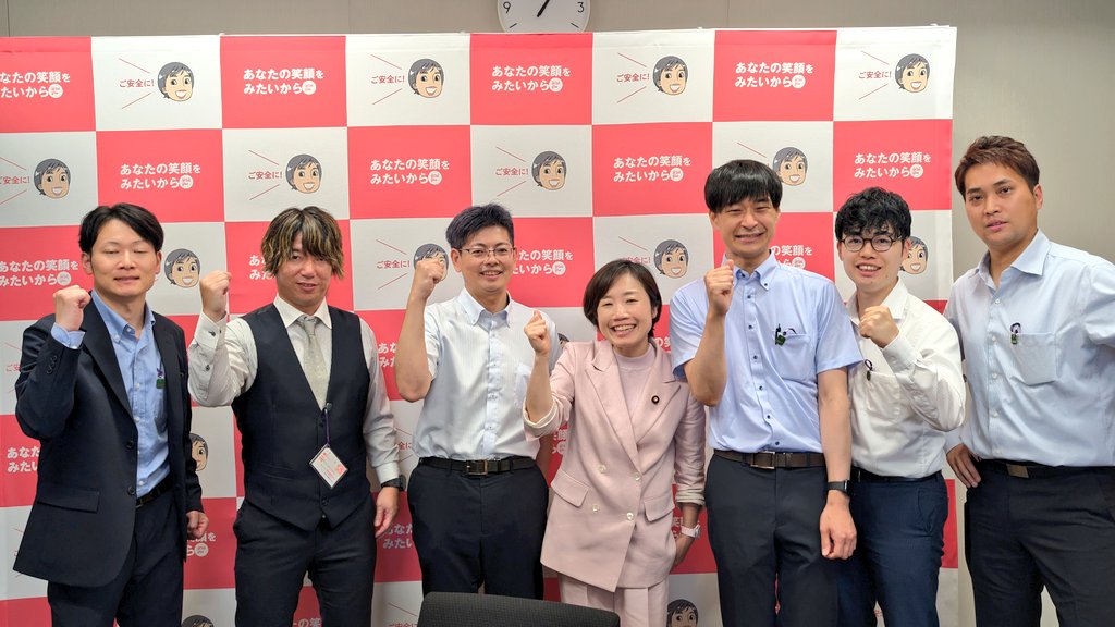 murata_kyonkyon's tweet photo. 【国会見学】
コベルコ・コンプレッサ労組の皆さん📣

「空気と熱で未来を変える」
空気圧縮機、ヒートポンプ、冷凍装置等を製造しています。

・省エネや脱炭素にもつながるヒートポンプをもっと普及させたい！　
・仕事のモチベーションは？
・労働組合と政治の関わり
等、意見交換。

今度は皆さんの事業所を訪問しますね！
ご安全に。