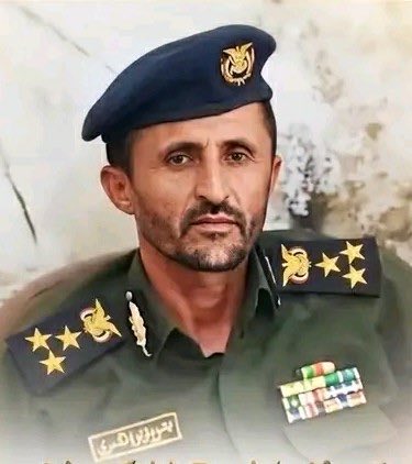 ALyemennow's tweet photo. الحوثيون يطيحون بابن شقيقة عبد الملك الحوثي من إدارة أمن عمران 

أطاحت الميليشيا الحوثية بابن شقيقة عبد الملك الحوثي من إدارة أمن محافظة عمران.

وقالت مصادر أمنية لـ«المشهد اليمني»، إن الحوثيين أطاحوا بمدير أمن محافظة عمران، أبو خرفشة، بعد ارتكابه تجاوزات كبيرة في المحافظة، كان آخرها اقتحام صالات أعراس نسائية واختطاف فنانات شعبيات، إلى جانب عدد من التجاوزات الأخرى.

وأضافت المصادر أن أبو خرفشة كان قد منع الأغاني وحضور الفنانين في الأعراس بمحافظة عمران، مشيرة إلى أنه تم تعيين منصور الحمزي مديرًا لأمن محافظة عمران خلفًا له.

وأكدت المصادر أن الحوثيين سيقومون بنقل أبو خرفشة إلى منصب أمني آخر في محافظة أخرى، إلا أن هذه الخطوة تأتي في إطار المراوغة الإدارية.

الجدير بالذكر أن التعيينات الحوثية تعتمد على الانتماء السلالي أكثر من اعتمادها على الخبرات أو المؤهلات العلمية، وهو ما ساهم في ا��هيار أمني غير مسبوق في مناطق سيطرة الحوثيين.