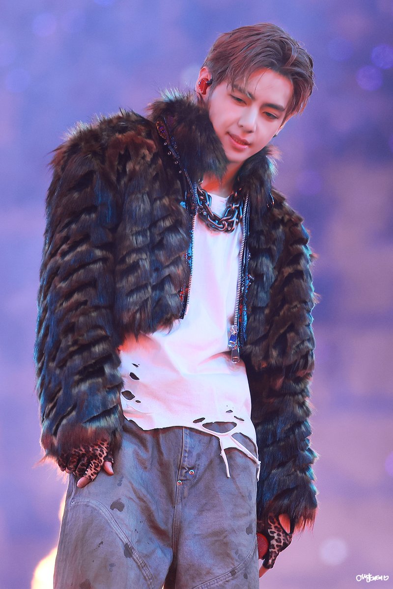 ASOMETAETAE1230's tweet photo. 260613 부산콘서트 
보고싶은 태형이🖤🖤
#뷔 #태형 #방탄소년단 #v #bts @BTS_twt https://t.co/fS63wdyw0h