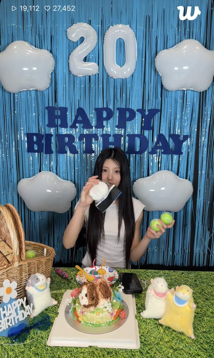 twoonehee's tweet photo. 어린이대공원처럼 배경꾸며두고 앞에기니케이크두고 슬랑이만지면서 하는말: 제가 오늘부로 진짜 스무살이 되었습니다! https://t.co/1RwgrnYThN
