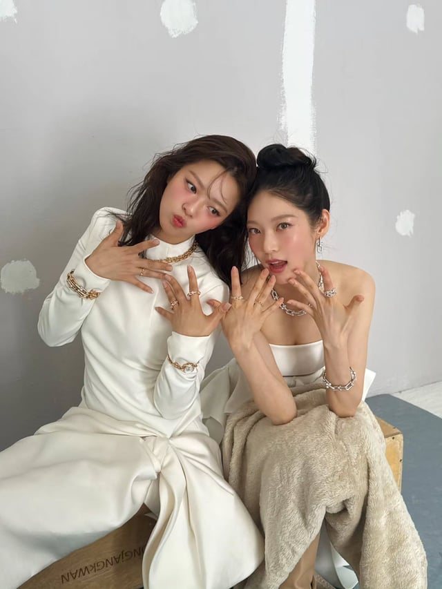 viraltakes's tweet photo. TWICE Jeongyeon and Gong Seungyeon show off their sisterly bond in newly shared pictures. https://t.co/kDrvGezxtR