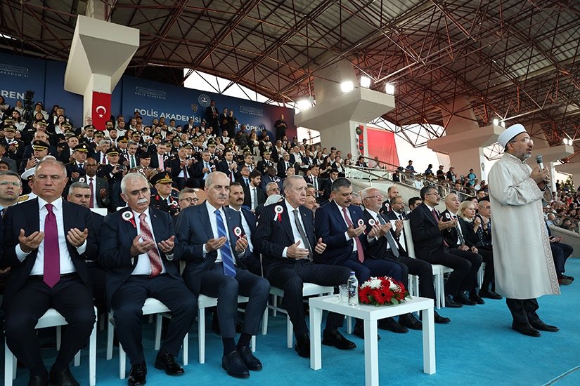 mustafaelitas's tweet photo. Ülkemizin huzur ve emniyeti için, içinde bulunacağı vazifenin imkan ve şeraitini düşünmeden vatan aşkıyla görevini ifa edecek olan 13 bin 610 öğrencimizin  mezuniyet gururunu Polis Akademimizde hep birlikte büyük bir onur ile yaşadık.

Milletimizin gözbebeği, devletimizin emniyet neferleri olan her bir vatan evladımızı canıgönülden tebrik ediyor; Rabbimden kendilerini her daim korumasını, kollamasını ve esirgemesini dua ile niyaz ediyorum.
