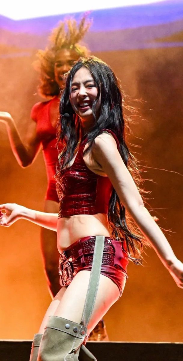 HeeTwitte's tweet photo. @annaauramie I’m afraid LISA’s bright energy makes fans of fake and boring people jealous. no wonder she barely has friends and always ends up hanging around people who seem to love bullying others too https://t.co/OwQ1be7bHa