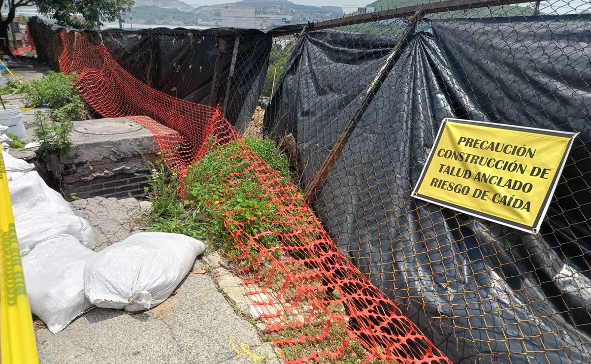 Univ_Edomex's tweet photo. 🕳️⚠️Vecinos de #LomasBoulevares en #Tlalnepantla exigen frenar megaobra de 16 hectáreas. Acusan que planean bodegas industriales sin permisos estatales. 🏭❌
Las excavaciones ya causaron #reblandecimiento y #socavones en las banquetas
🖊️Gisela González
🔗https://t.co/zGP51b8r4q https://t.co/pb8AImmN9K