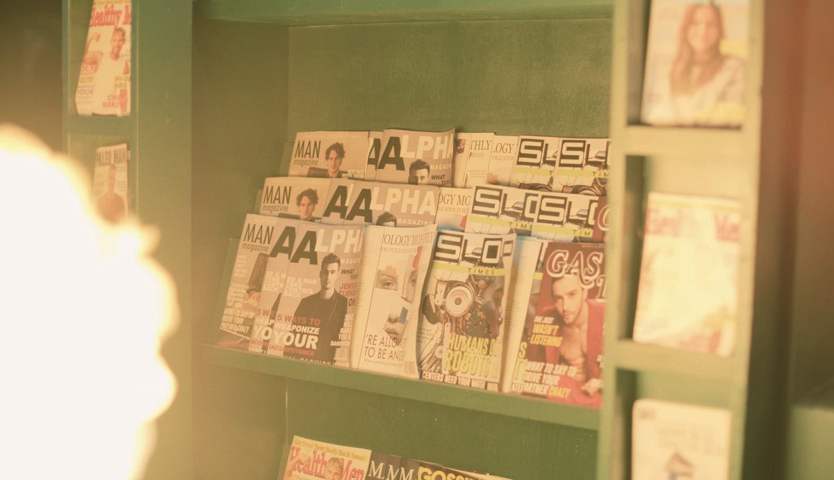 katydailybrasil's tweet photo. No videoclipe de “Watch It Burn”, Katy Perry incendeia simbolicamente uma banca de revistas repleta de publicações satíricas voltadas ao estereótipo do “macho alfa”. Entre as manchetes, aparecem frases como:

– “5 maneiras de transformar sua incompetência em uma arma”;
– “Ela simplesmente não estava ouvindo”;
– “O que dizer para enlouquecer sua parceira”.