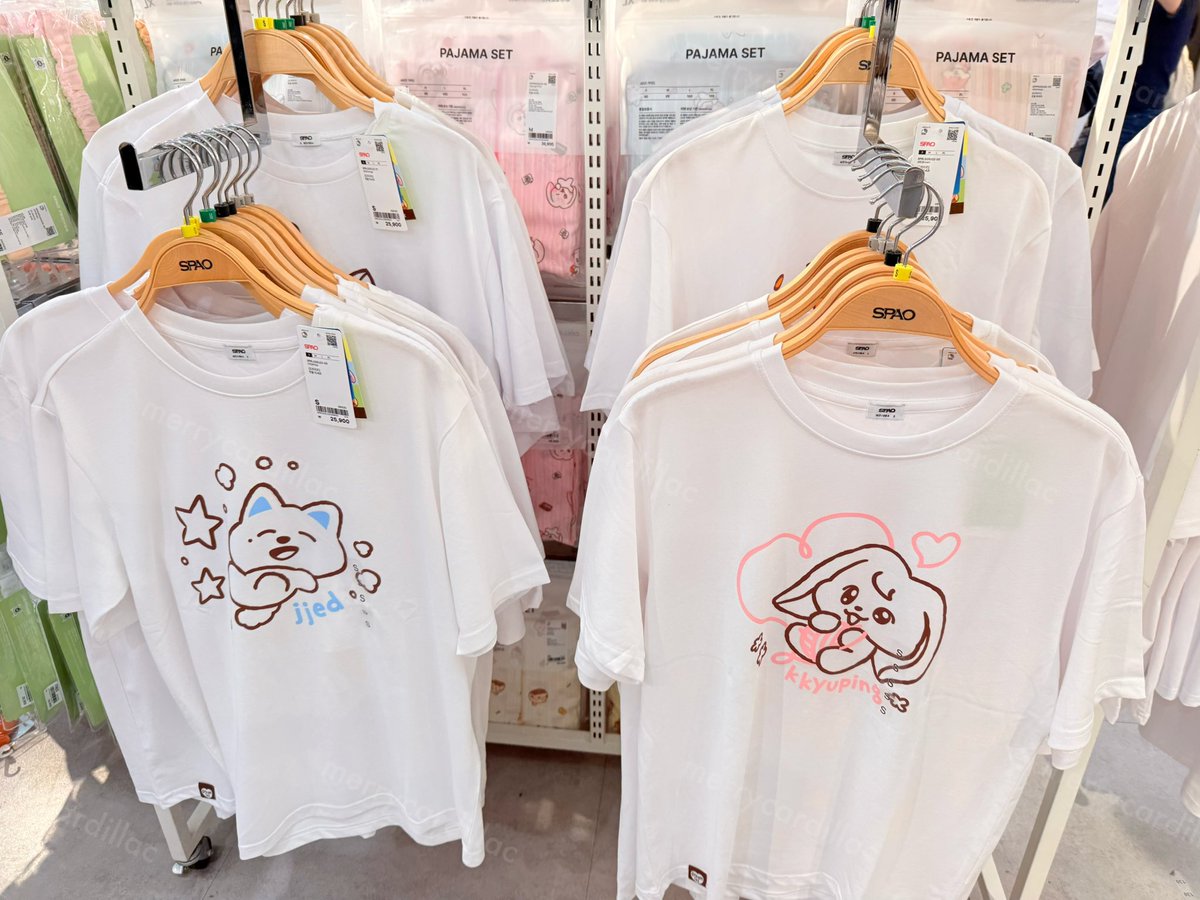 merrycadillac's tweet photo. รีวิว SPAO x Dreamiez 👚

ชุดนอน : เป็นผ้าลื่นๆคล้ายชุดซาติน ทิ้งตัวเป็นทรง ระบายอากาศได้ดี ตัวเนื้อผ้ามีความรู้สึกเย็น ๆ คิดว่าน่าจะนอนสบายในหน้าร้อน สีของจริงน่ารักมากกก😌

เสื้อยืด : เนื้อผ้านิ่ม ใส่สบายแน่นอนนน แถมเป็น cool tech ด้วย จะรู้สึกเย็น ๆ ตอนใส่ เหมาะกับซัมเมอร์เมืองไทย🤩

ผ้าปิดตา : นิ่ม ๆ ไม่บาดผิวเท่าไหร่ แต่คนแพ้ง่ายอาจจะต้องเก็บไม่ให้โดนฝุ่น ขนาดฟรีไซส์ ใส่กับชุดนอนแล้วเข้าน่ารักมาก😖

รีวิวไว้เผื่อใครกำลังตัดสินใจจะซื้อคับ😍✌🏻

#ตลาดนัดnctdream