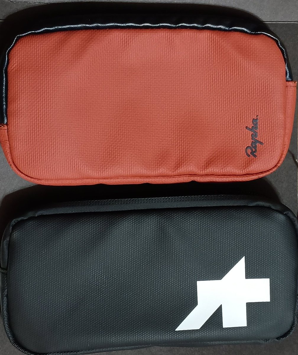 L0ngRider_task's tweet photo. 若干アソスのほうが大きめでクッション厚め https://t.co/FRiHk2UDnW