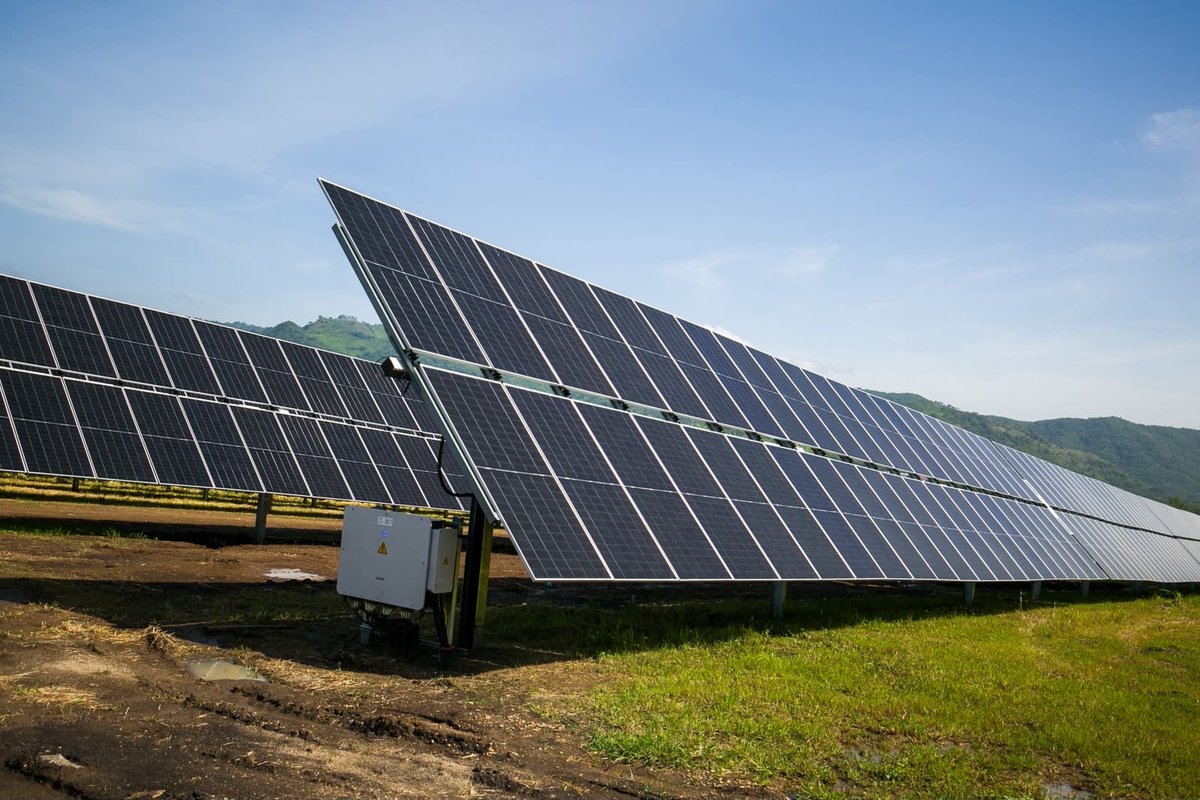 SComercioSV's tweet photo. AES El Salvador y ECORAY inauguraron la planta solar “Santa Ana IV.” Con una inversión de $60 millones, un proyecto fotovoltaico con una capacidad instalada de 55 megavatios nominales (MWn), esta es, la generadora fotovoltaica más grande que AES tiene en operación en El Salvador.
Esta inversión  vienen a generar más seguridad energética para nuestro país