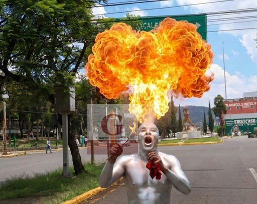 CuartodeGuerraT's tweet photo. #FotoNota

🔥 'El Plateado': el hombre que convirtió el fuego en su forma de salir adelante

Mientras el semáforo marca el alto, comienza su espectáculo. Conocido como "El Plateado", este artista urbano encontró en los cruceros una oportunidad para llevar el sustento a casa después de enfrentar la falta de empleo.

Su historia comenzó como limpiaparabrisas, pero con el tiempo aprendió el arte de los malabares y hoy sorprende a automovilistas como dragón de fuego. Cada jornada inicia antes del amanecer: se levanta a las 5:00 de la mañana para estar listo en un semáforo a las 6:30, con un solo objetivo: ganar lo necesario para mantener a su hijo.

Detrás de cada presentación hay disciplina, esfuerzo y una historia de resiliencia que pocas veces se conoce.

📸 Vía: Leslie Flores // Es Imagen Tlaxcala