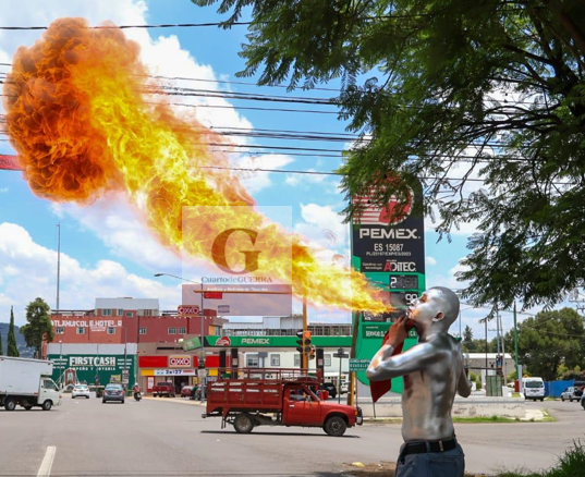 CuartodeGuerraT's tweet photo. #FotoNota

🔥 'El Plateado': el hombre que convirtió el fuego en su forma de salir adelante

Mientras el semáforo marca el alto, comienza su espectáculo. Conocido como "El Plateado", este artista urbano encontró en los cruceros una oportunidad para llevar el sustento a casa después de enfrentar la falta de empleo.

Su historia comenzó como limpiaparabrisas, pero con el tiempo aprendió el arte de los malabares y hoy sorprende a automovilistas como dragón de fuego. Cada jornada inicia antes del amanecer: se levanta a las 5:00 de la mañana para estar listo en un semáforo a las 6:30, con un solo objetivo: ganar lo necesario para mantener a su hijo.

Detrás de cada presentación hay disciplina, esfuerzo y una historia de resiliencia que pocas veces se conoce.

📸 Vía: Leslie Flores // Es Imagen Tlaxcala