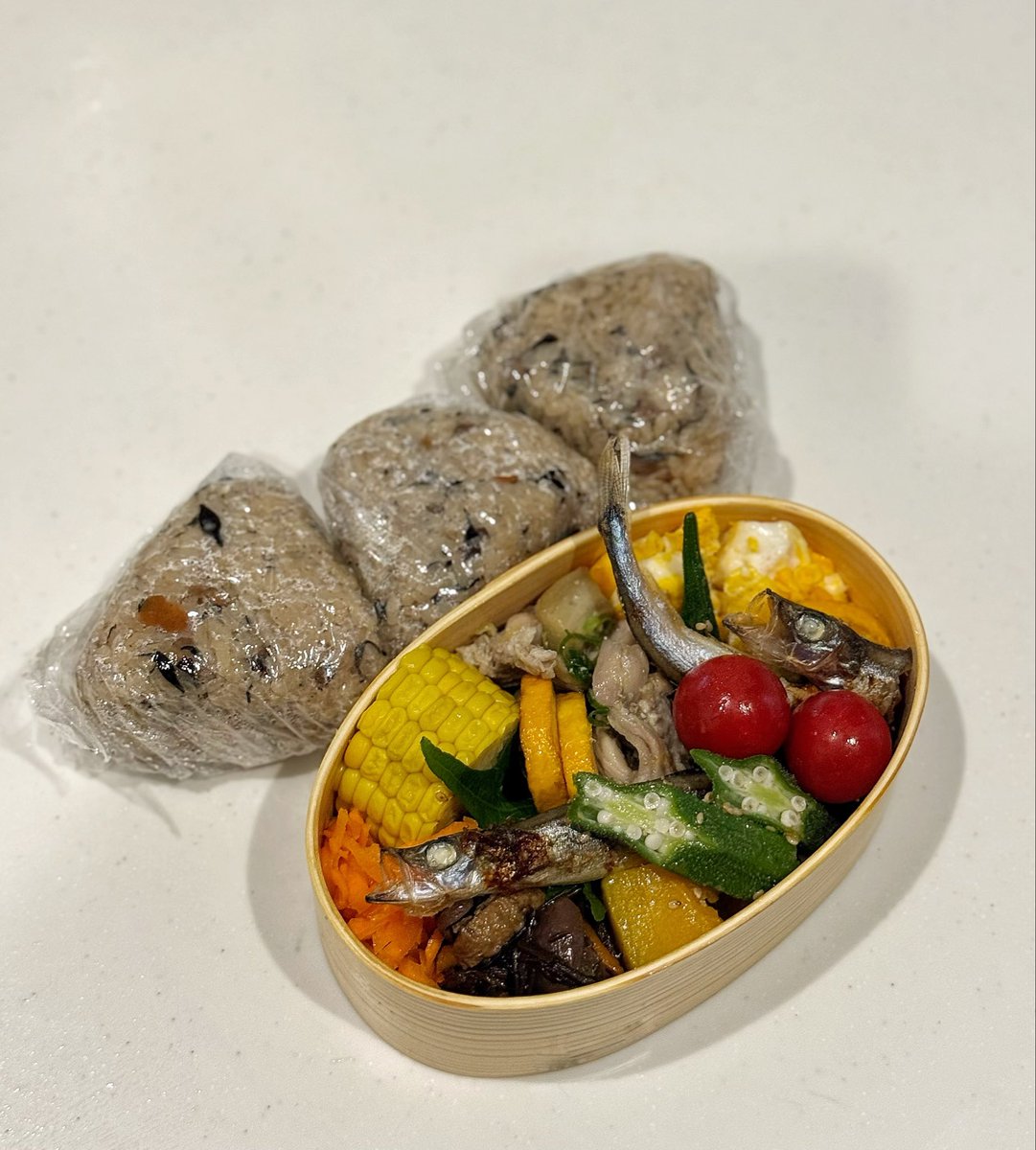 moekofukuda's tweet photo. 今日の3歳のお弁当👶
自分で作っていて、量に笑っちゃいました😂
いつものお弁当を完食して〝足りないよー〟とリクエストをもらったのでお弁当にはおかず、ご飯は別でおにぎりにしました。今日はじゅーしー（沖縄の炊き込みご飯）です！

これの他にデザートのキウイとスイカも持って行っています🥝🍉 https://t.co/hLB3sJH83r