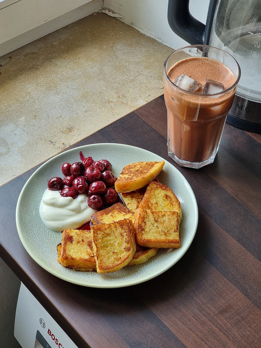 tiiyamisu's tweet photo. cherry french toast bites and iced chocolate milk https://t.co/NscCmRQTO7