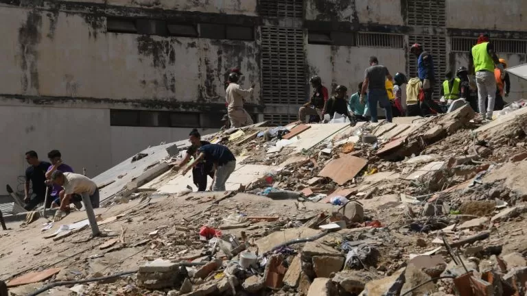 salocinuy's tweet photo. ⚡️🇻🇪 TERREMOTOS EN VENEZUELA

🇺🇾Asistencia y contacto consulares desde Uruguay si tienes familiares en la zona del desastre:

⭕️Para uruguayos en Venezuela: El Ministerio de Relaciones Exteriores habilitó el número de emergencia consular +58 424 238 03 70.

⭕️Para venezolanos en Uruguay: Puedes comunicarte al correo asistencia@mrree.gub.uy o llamar al teléfono 2902 10 10 (internos 76242, 76243, 76244, 76294 o 76237). También están habilitados los celulares de emergencia 098274616 y 098051052.