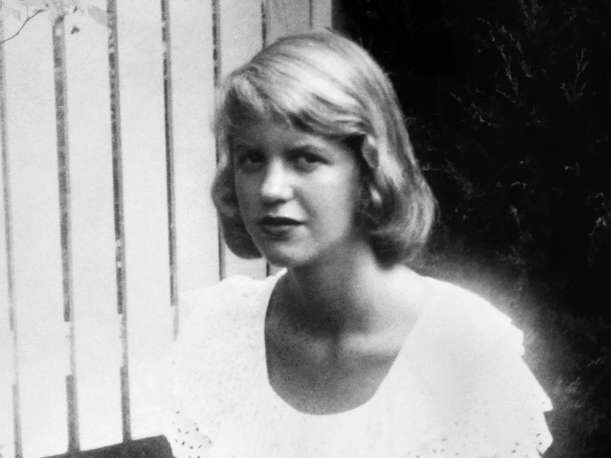 Naturalphilosy's tweet photo. “What horrifies me most is the idea of being useless: well-educated, brilliantly promising, and fading out into an indifferent middle age.”

― Sylvia Plath https://t.co/8qfwtzQCBo